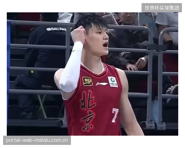 曾凡博在季后赛中展现了出色的协防意识,其运动能力为北京队锋线防守注入活力。 曾凡博在季后赛中展现了出色的协防意识,其运动能力为北京队锋线防守注入活力。